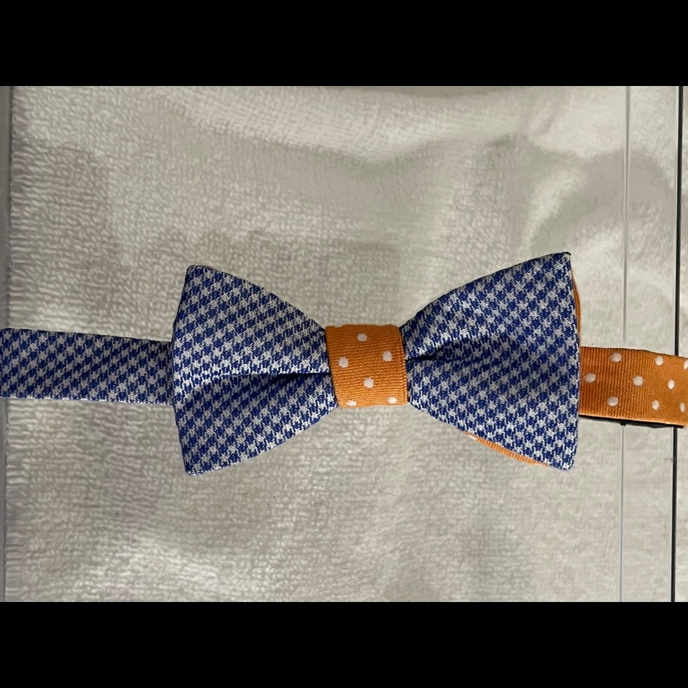 New condition mens Van Heusen patterned cotton blend bow tie.